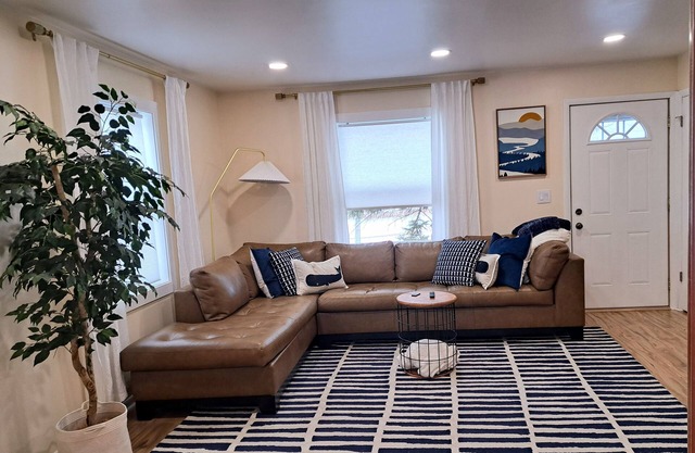 Luxury Cozy Stay-Near Six Flags, Navy Base