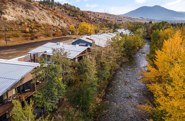 Luxury creek side cabin with 4 master bedrooms & 1000 feet of creek side decks