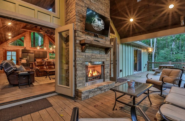 Luxury Creekside~New Fire Pit! Hot Tub, Game Room, near Ellijay, and Blue Ridge