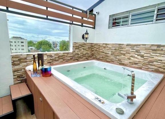 Luxury 5 Beds Penthouse - Private Jacuzzi & Karaoke Bar & Free Parking