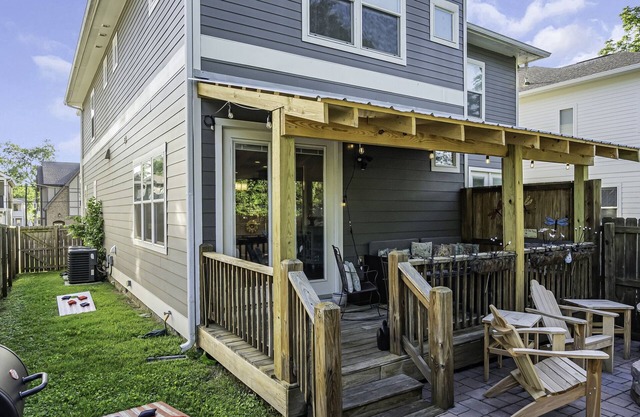 Luxury Downtown Home 2mi to Broadway - Backyard-Outdoor Dining-Firepit & Grill