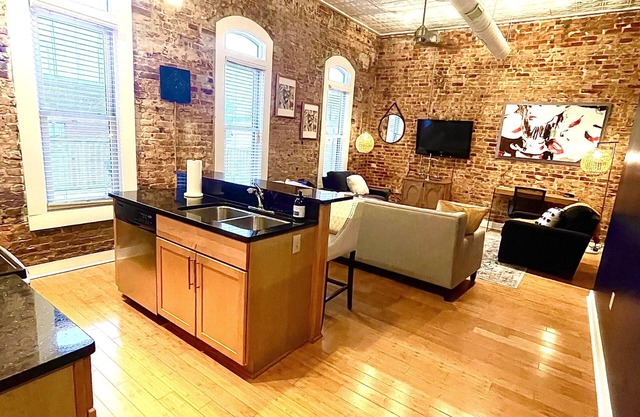 Luxury Downtown JB Condo-Designated Parking!