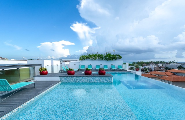 Luxury Duplex Modern condo just Updated! New Ixina Kitchen!