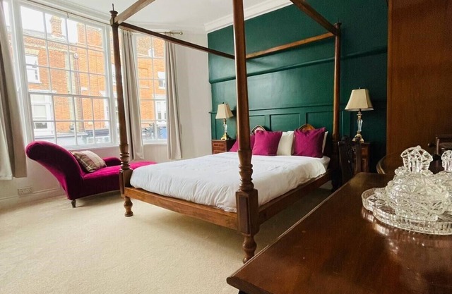 Luxury En-Suite - The Bright Suite