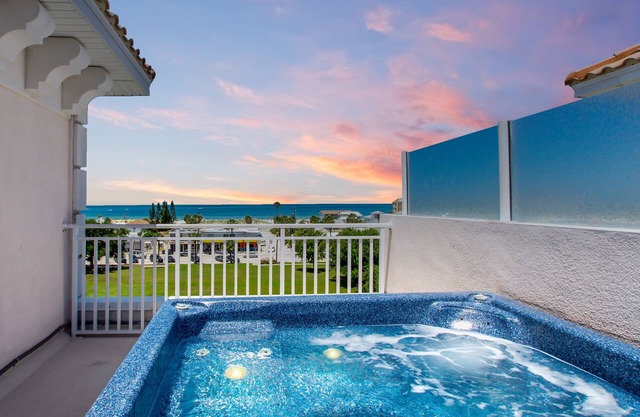 Luxury, Family Friendly Townhome - Rooftop Hot Tub Featuring Amazing Beach Views