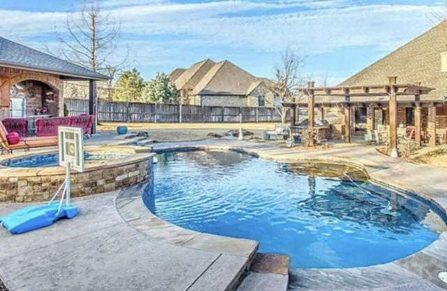Luxury family oasis w Pool & hot tub