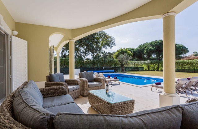 Luxury Family Villa Overlooking 1st green of VilaSol golf, large pool and bar!