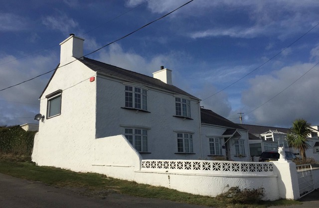 Luxury Farmhouse - Porthdafarch - Sea Views, 150m from Beach, Wood-burners