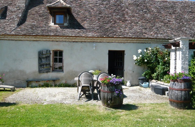 Luxury gite for adult couples, peaceful, open views, large swimming pool