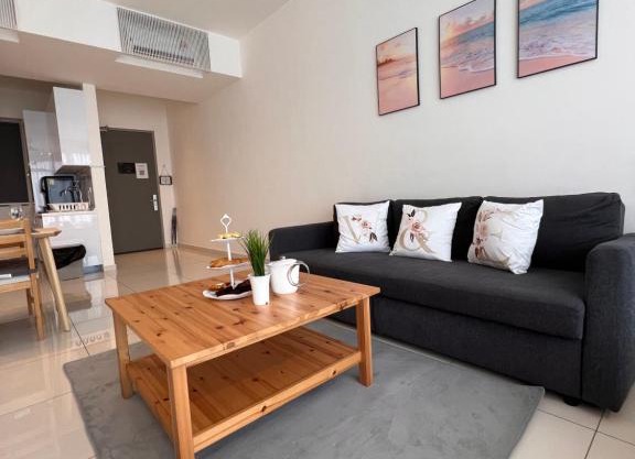 Luxury & Glamorous Suite#Georgetown#InfinityPool#2 BR, Living Room with Double Bed