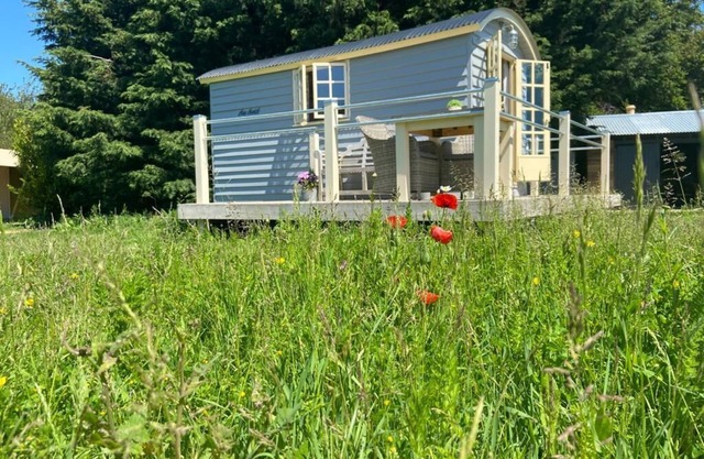 Luxury Glamping Kent Coast; Shepherds Huts & Safari Tents on Site hot tub