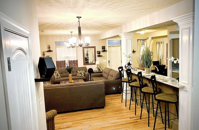 "Luxury Haven for Large Gatherings: 4BD/4BA”