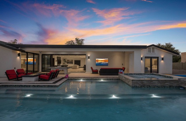 Luxury High-End Finishes - Pickle ball+ Bball+Putt Putt+Pool+Spa+More