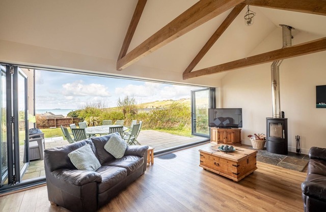 Luxury Holiday Cottage, Beach with Great Sea Views, Broad Haven, Pembrokeshire