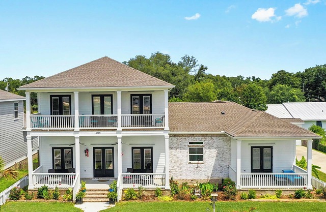 Luxury Home/Beach Views & Pool/EV Charger