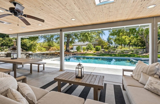 Luxury Home with Pool/Jacuzzi and vineyard views close to Healdsburg Plaza