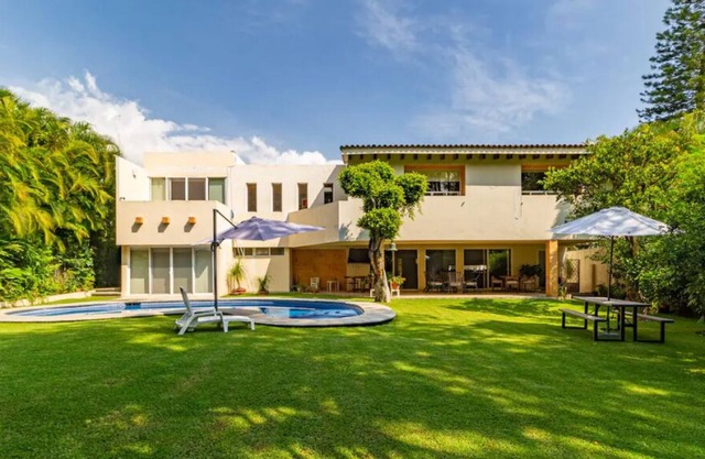 Luxury house with a pool and a hot tub in Tabachines