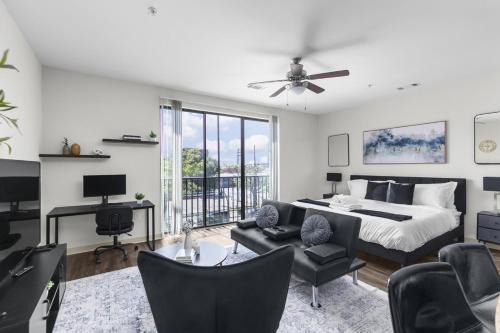 Luxury King Bed Suite A plus Amenities and Great Location