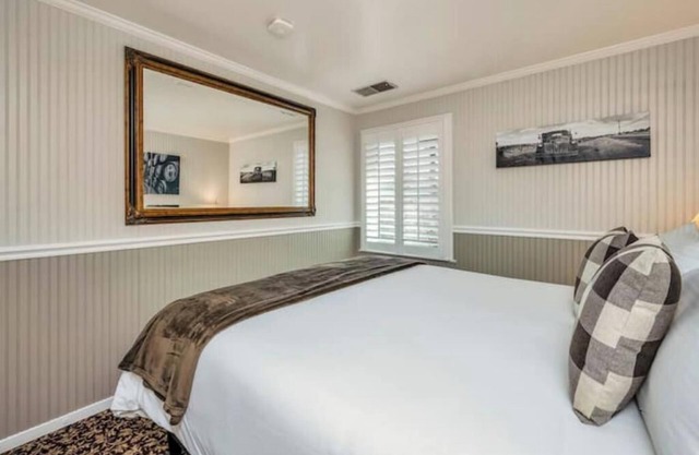 Luxury King Room. Steps to Napa Valley Wineries, Spas & Fine Dining!