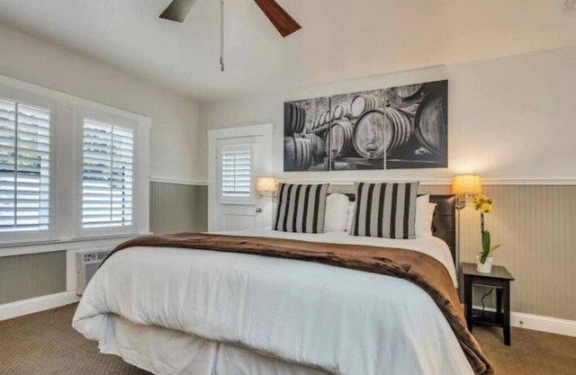 Luxury King Room with Jetted bath, Small Private Deck. Walk to Calistoga Spas