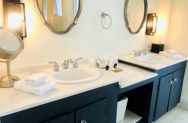 Luxury King w/balcony, accessible