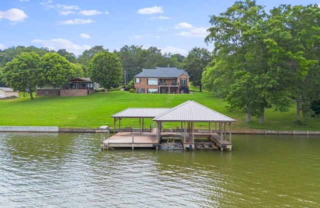 Luxury Lake Front House - Game room, private dock and used for wedding parties