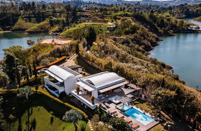 LUXURY LAKE VILLA GUATAPÉ