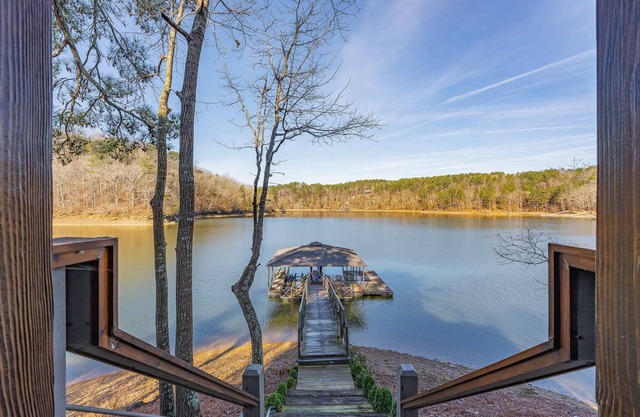 Luxury Lakefront Cottage w/Kayaks and SUPs