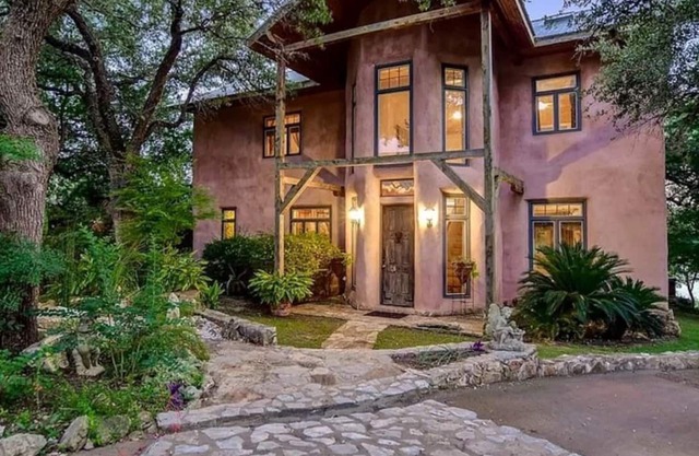 Luxury Lakefront Escape: Massage, Yoga, Winery, Kayaks, SUPs, Krause Springs!