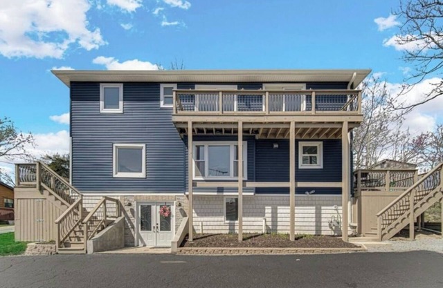 Luxury Lakefront Getaway Sleeps 16 near Chicago Family Friendly