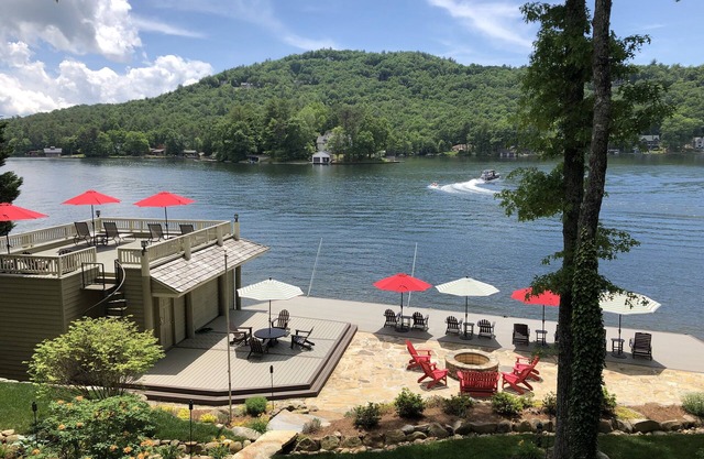 Luxury Lakefront Home, Fireplaces, Boathouse, Spectacular Views of the Mountains