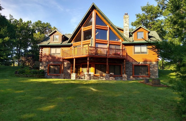 Luxury Lodge on Castle Rock Lake. Perfect Setting For Your Outdoor Fun