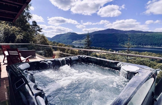 Luxury lodge on Loch Ness + hot tub & sauna