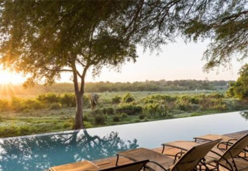 Luxury Lodge on Sabie River at Kruger Gate!