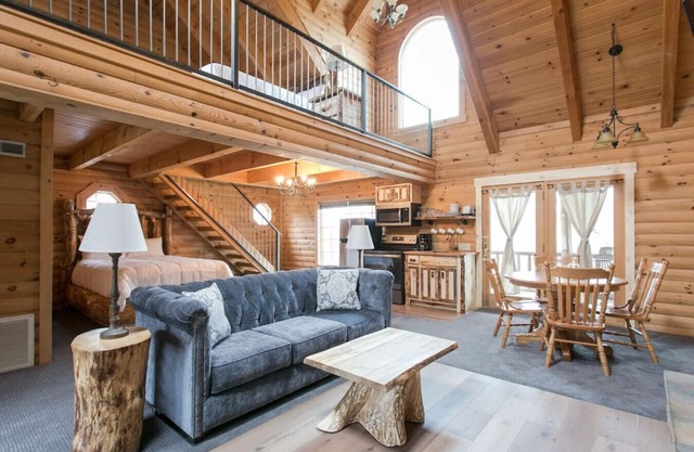 Luxury Lodge Suite with Jacuzzi - Near Berlin Ohio