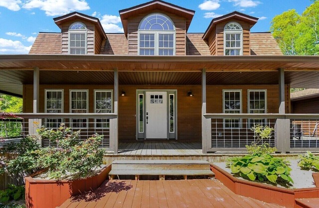 Luxury Lodge w/Gourmet Kitchen, Hot Tub & Wood Burning Fireplace! Pet Friendly