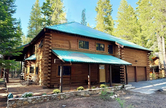 Luxury Log Cabin Retreat in Tahoe Donner — Sleeps 14~ 5BR~ 3BA~ 3,000 sq ft