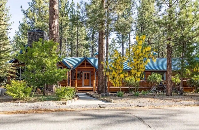 Luxury Log Cabin ~ with game room minutes away from Snow Summit Slopes