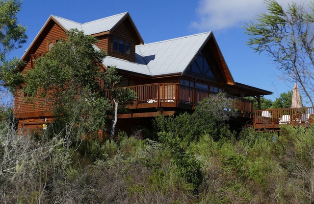 Luxury log home with lake and mountain views, close to world-class golf courses