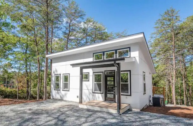 Luxury Modern 2BR+Loft Cabin near Chimney Rock!