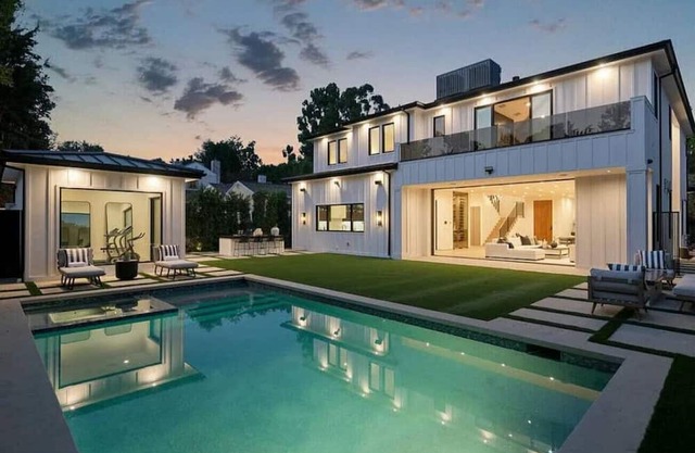 Luxury, Modern 6 Bedroom Farmhouse