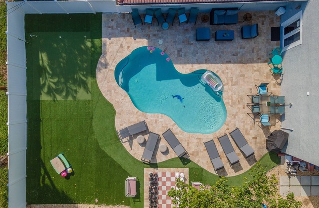 LUXURY MODERN BEACH HOUSE 7/5 NEW LOCATION A MUST! LARGE POOL!