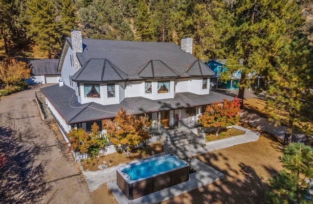 Luxury Mountain Retreat: Skiing, SPA, Arcade & Bar