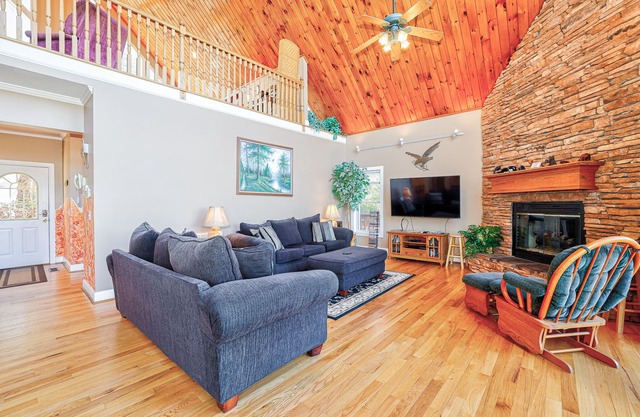 Luxury Mtn View Chalet - Spacious Chalet with Mega Mountain Views