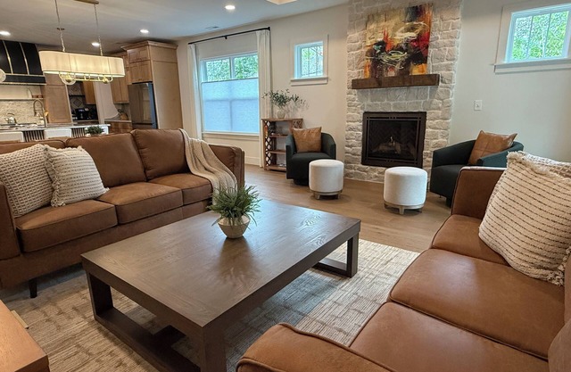 Luxury New Construction Cottage w/stone fireplace, office & covered deck