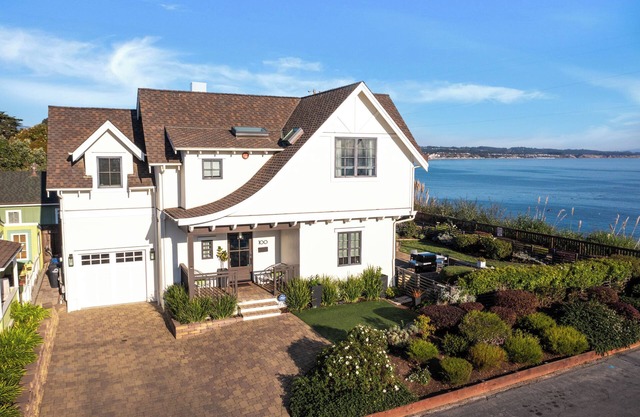 Luxury Ocean Front/Panoramic Views,Walk to Beach, Shops & Dining