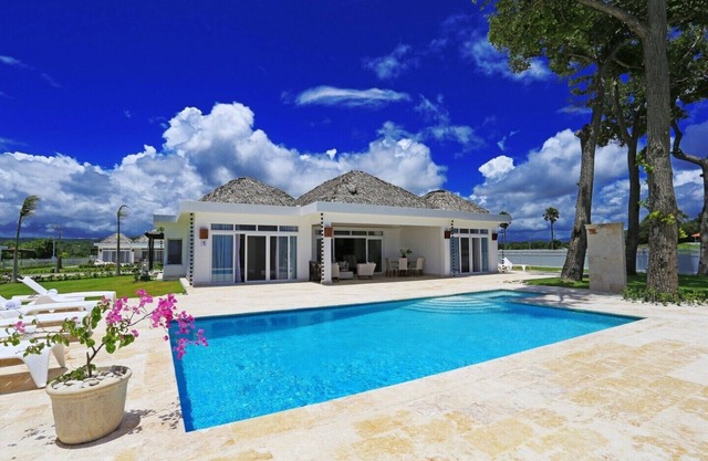 Luxury Oceanfront 4 Bedroom Villa