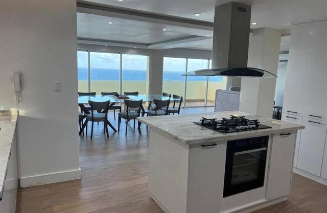 Luxury oceanfront big apartament