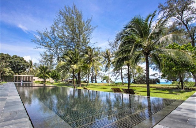 Luxury Oceanfront pool access apartment
