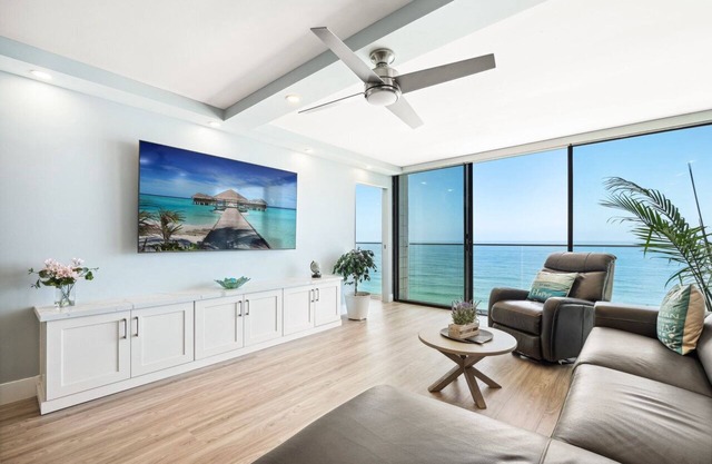 Luxury on Cloud 9! Amazing oceanfront views. 2 bedrooms 2 bath, Sleeps 6 guests.